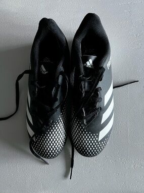 Girls Adidas Predator Black & White Soccer Shoes. Size 4. NWOT.